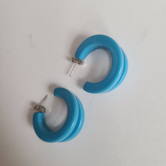 Blue plastic acrylic double loop earrings. - Picture 5 of 8